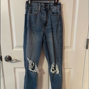 Hollister Ultra High-Rise Mom Jean